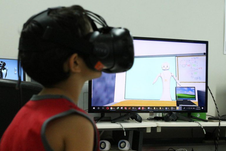 معرفی پایان‌نامه: بررسی اثر تکنولوژی نوین واقعیت مجازی (بازی آموزش زبان از طریق واقعیت مجازی) بر روی تلفظ کودکان زبان‌آموز ایرانی