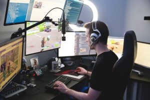 تماشای بازیکنان: کاوش در لذت بردن از رسانه در Twitch